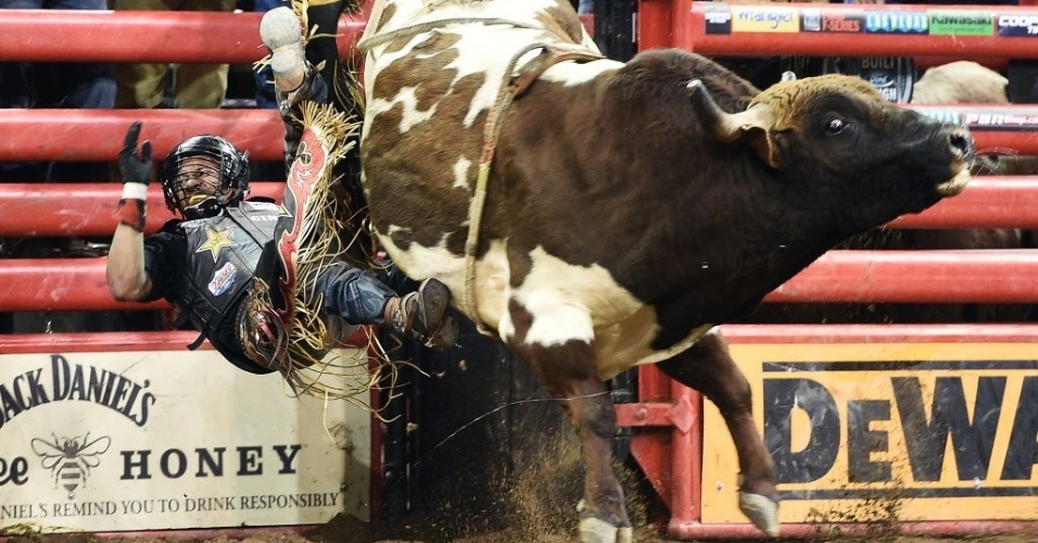 17.jan.2015 - Homem cai do touro em evento profissional Bull Riders em Nova York, nos Estados Unidos