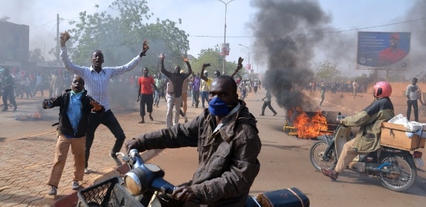 Manifestantes no Níger em protestos pela publicação de caricaturas de Maomé - Boureima Hama/ AFP