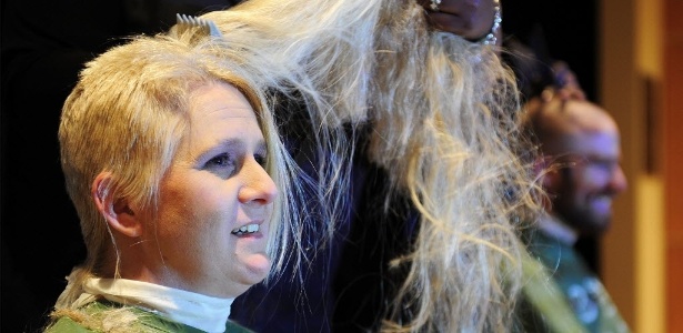 17.jan.2015 - Uma mulher corta todo seu cabelo para doar um evento de angariação de fundos para fundação St. Baldrick, que cuida de crianças com câncer em Agusta, na Georgia, nos Estados Unidos - Chris Thelen/ Zumapress/ Xinhua
