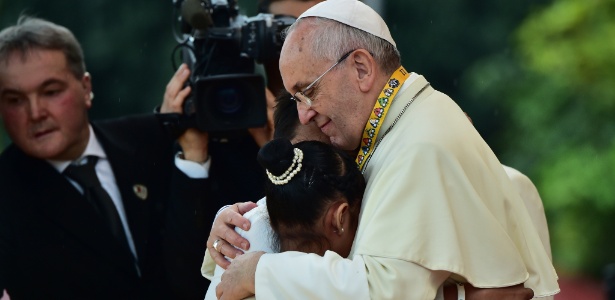 Papa Francisco abraça criança em Manila