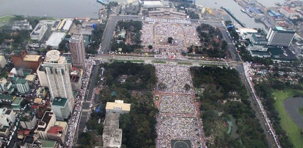 Entre seis e sete milhões de pessoas assistiram à missa que o papa Francisco celebrou no parque Rizal de Manila - Philippine Air Force Public Information Office/ AFP