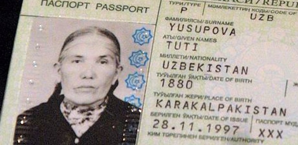 Imagem do passaporte de Tuti Yusupova, 134, declarada a mulher mais velha do Uzbequistão - Cihan News Agency/Atif Ala/Reuters