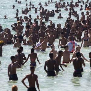 PMs entram na água  atrás de suspeito de participar de um arrastão na praia do Arpoador, em Ipanema, em janeiro de 2015 - Ricardo Borges/Folhapress