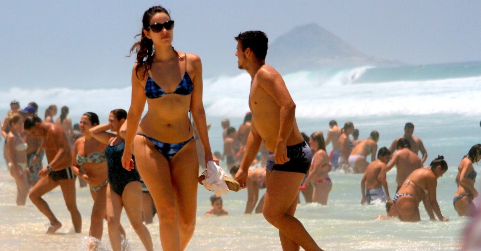 20.jan.2015 - Banhistas aproveitam dia de sol e calor na praia da Barra da Tijuca, no Rio de Janeiro, nesta terça-feira (20). Os termômetros marcavam 34º C no local