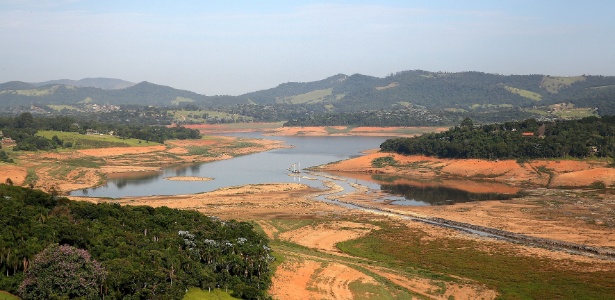 Imagem da represa Jaguari-Jacareí na cidade de Joanópolis, no interior de São Paulo - Luís Moura/Estadão Conteúdo