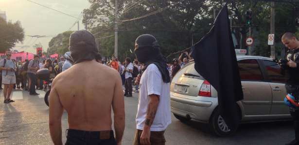 Jovens com rostos cobertos participam de protesto na praça Sílvio Romero, no Tatuapé, na tarde desta terça-feira (20) - Márcio Neves/UOL