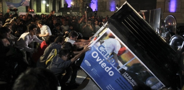 Manifestantes derrubam lixeira em frente à Casa Rosada durante protesto pela morte do promotor Alberto Nisman - David Fernández/Efe