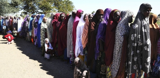 20.jan.2015 - Mulheres nigerianas que fugiram da violência do grupo extremista Boko Haram fazem fila para receber comida em um centro de refugiados em Ngouboua, no Chade - Emmanuel Braun/Reuters