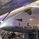 20.jan.2015 - Visitante faz um 'selfie' diante do foguete Solar Impulse 2, exposto no aeroporto de Abu Dhabi nesta terça-feira (20) e uma das atrações da Conferência Mundial de Energia para o Futuro nos Emirados Árabes Unidos. O avião é o primeiro movido a energia solar e capaz de voar por vários dias e noites. A aeronave atinge velocidade máxima de 100 quilômetros por hora e será testado em uma viagem que começará em Abu Dhabi, com paradas em Omã, Índia, China, Havaí e Estados Unidos, onde fechará o trajeto em Nova York - Karim Sahib/AFP