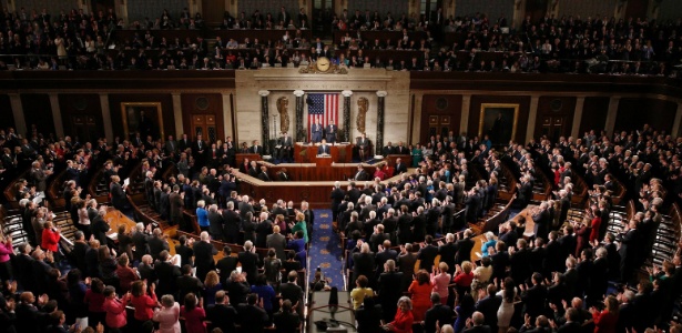 Obama foi ovacionado ao tomar posição no capitólio para o discurso anual do EUA