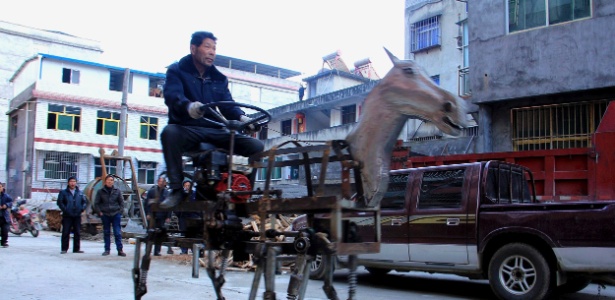 Su Daocheng cavalga em seu cavalo mecânico por Shiyan, na província de Hubei - Reuters