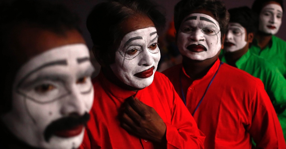 22.jan.2015 - Artistas se preparam para um ensaio do desfile do Dia da República, em Nova Déli, na Índia