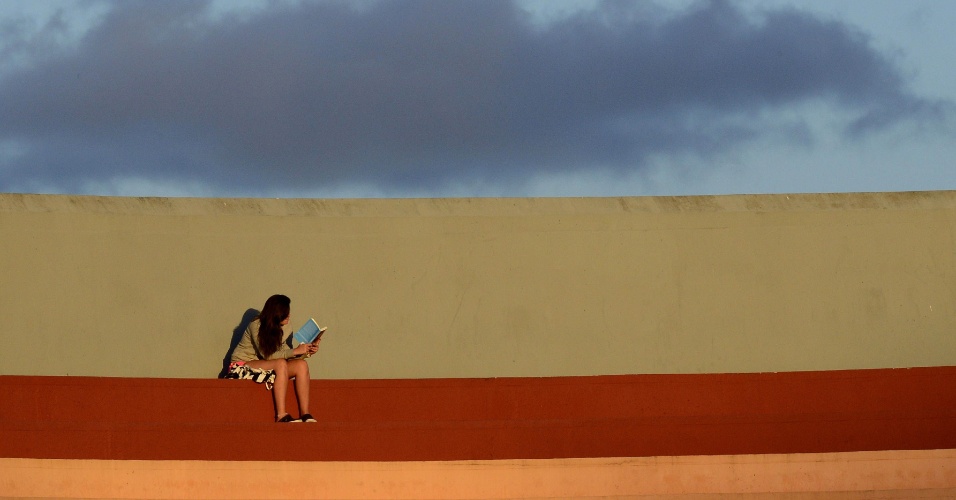 22.jan.2015 - Mulher lê um livro durante um jogo de futebol do torneio sul-americano Sub-20 entre Colômbia e Venezuela, no estádio Domingo Burgueno, em Maldonado, no Uruguai