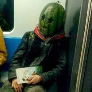 Bem de boa, o sujeito coloca a melancia na cabeça e sai de casa para pegar o metrô... - Xinhua