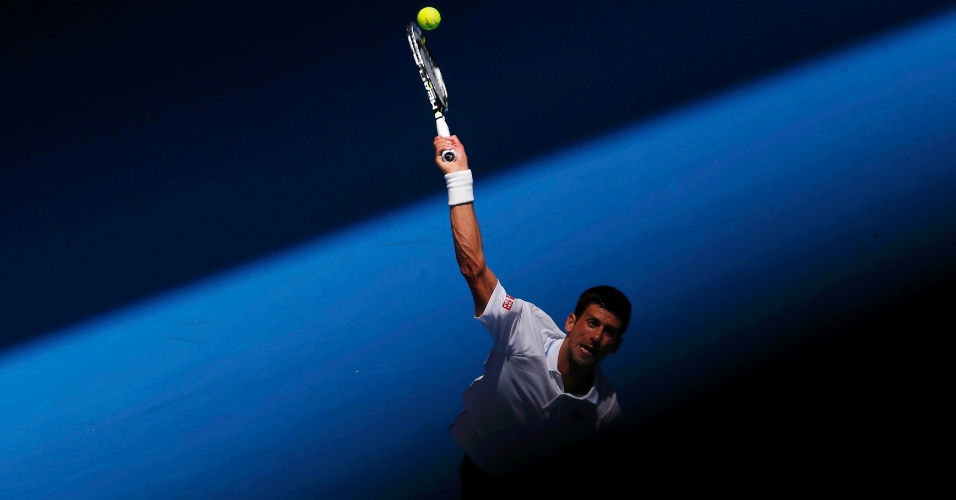 22.jan.2015 - Tenista sérvio Novak Djokovi saca contra o russo Andrey Kuznetsov durante um jogo do torneio de tênis Aberto da Austrália, em Melbourne