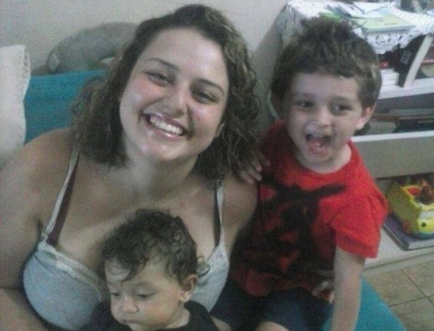 A jornalista Aline Melegaro, 24, mãe de Henrique, 2, e de Luis Valentim, de sete meses, que nasceram em um hospital e em uma casa de parto do SUS, respectivamente - Arquivo pessoal
