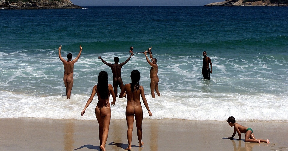 Banhistas na praia nudista de Abricó, entre Prainha e Reserva, na zona oeste do Rio de Janeiro