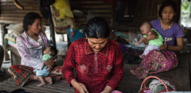 Cambojana prepara medicamento contra o vírus HIV para sua mãe em Roka - Nicolas Axelrod/The New York Times