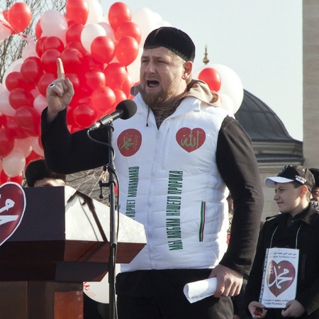 O presidente tchetcheno Ramzan Kadyrov discursa durante protesto - Yelena Fitkulina/AFP