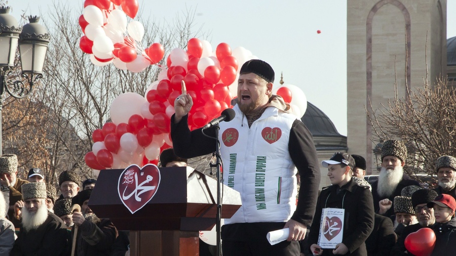 O presidente tchetcheno Ramzan Kadyrov discursa durante protesto contra a publicação de charges de Maomé na revista francesa "Charlie Hebdo" - Yelena Fitkulina/AFP