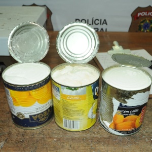 Três quilos de cocaína que estavam escondidos dentro de latas de doces foram apreendidos no Aeroporto de Guarulhos - Divulgação/Polícia Federal