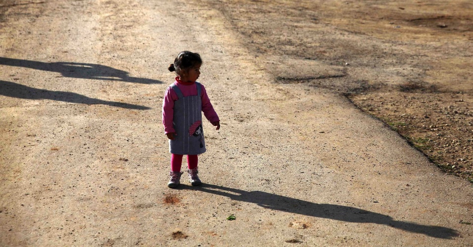 23.jan.2015 - Criança refugiada síria caminha por campo de refugiados no Chipre
