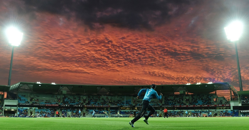 23.jan.2015 - Equipes da Austrália e da Inglaterra disputam partida de críquete na cidade australiana de Hobart
