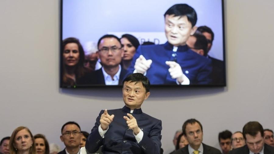 O fundador e presidente do grupo chinês Alibaba, Jack Ma, participa de mesa redonda na 45ª edição do Fórum Econômico Mundial, realizado em Davos, na Suíça - Jean-Christophe Bott/EFE