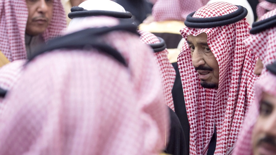 O rei saudita, Salman bin Abdul Aziz, é saudado por simpatizantes durante cerimônia ritual de promessa de fidelidade - Divulgação/Saudi Press Agency/AFP