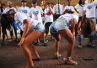 Jovens dançam funk no Anhangabaú em 'esquenta' do aniversário de SP (Foto: Reinaldo Canato/Folhapress)