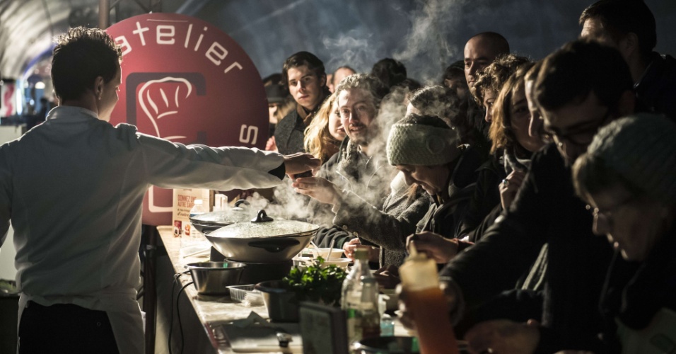 24.jan.2015 - Franceses esperam para degustar um prato durante a abertura da primeira edição da BIG (Internationale du Gout), evento realizado a cada dois anos e que reúne expoentes da gastronomia francesa, em Lyon