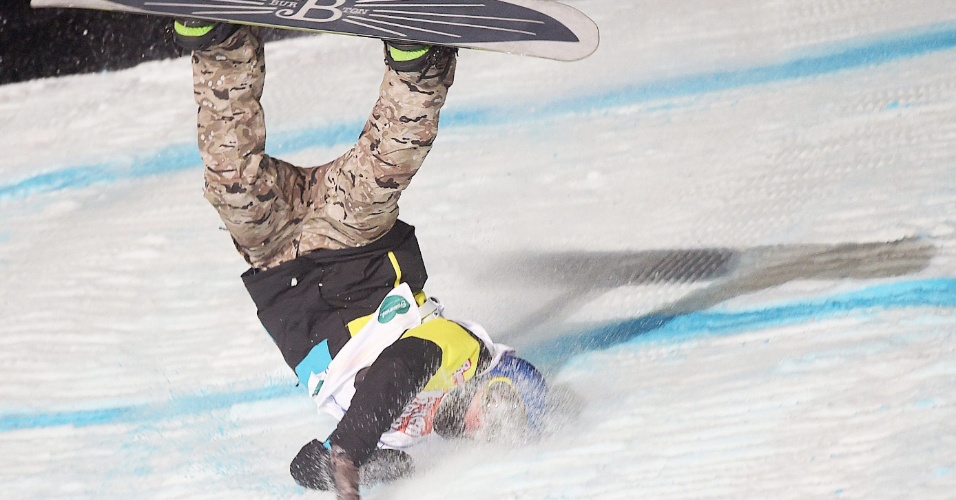 24.jan.2015 - O atleta russo Anton Mamaev cai e choca o seu rosto contra a neve durante a etapa final do Campeonato Mundial de Snowboard, em Kreischberg, na Áustria
