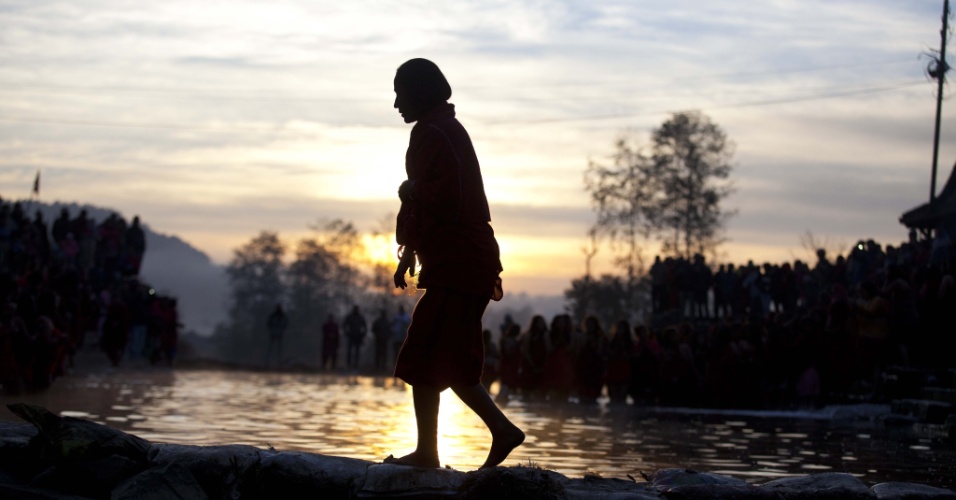 24.jan.2015 - Uma devota hindu nepalesa se prepara para se banhar em um rio durante o festival Madhav Narayan, em Katmandu, no Nepal. As mulheres fazem jejum e rezam para a deusa Swasthani pedindo longevidade para seus maridos