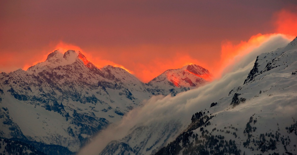 24.jan.2015 - O pôr do sol ilumina os alpes suíços em St. Moritz, a luxuosa cidade conhecida como metrópole alpina e que costuma receber muitos turistas durante o inverno
