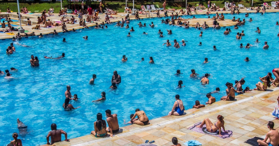 25.jan.2014 - A piscina do Sesc Belenzinho, na zona leste de São Paulo, ficou lotada de banhistas que procuravam fugir do calor intenso que castiga a capital paulista neste domingo (25), dia do aniversário de 461 anos da cidade