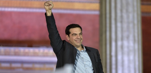 O líder do Syriza e futuro primeiro-ministro da Grécia, Alexis Tsipras, comemora a vitória nas eleições de domingo - Louisa Gouliamaki/AFP