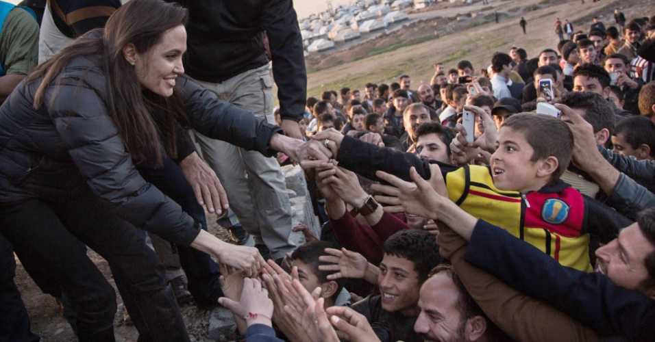 25.jan.2015 - A enviada especial do alto comissariado das Nações Unidades para os Refugiados, a atriz Angelina Jolie, visitou neste domingo (25) um campo para refugiados em Dahuk, no Curdistão, a 430 km de Bagdá, no Iraque. Em seu discurso, Jolie pediu à comunidade internacional mais empenho na resolução de conflitos no Iraque e na Síria