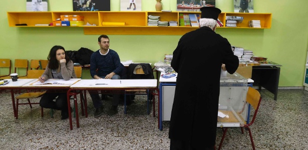 Sacerdote ortodoxo grego deposita seu voto em colégio eleitoral em Atenas - Yannis Behrakis/Reuters