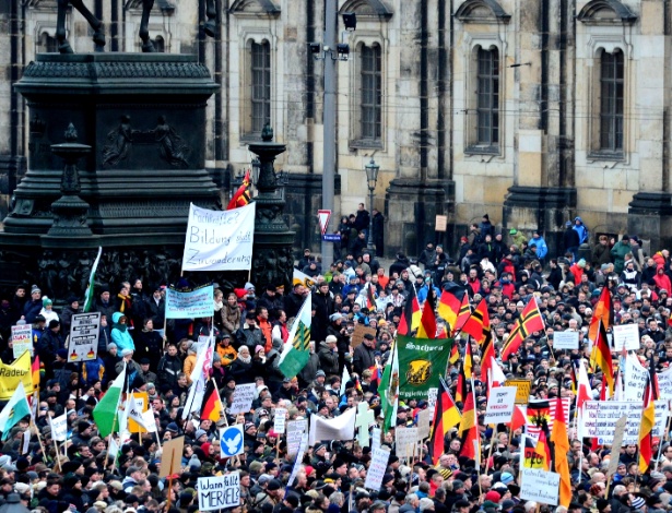 Simpatizantes do movimento Pegida protestam na praça do Teatro, em Dresden - John MacDougal/AFP Photo