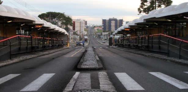 Terminais ficam vazios com greve de ônibus em Curitiba - Vagner Rosario/Futura Press/Estadão Conteúdo