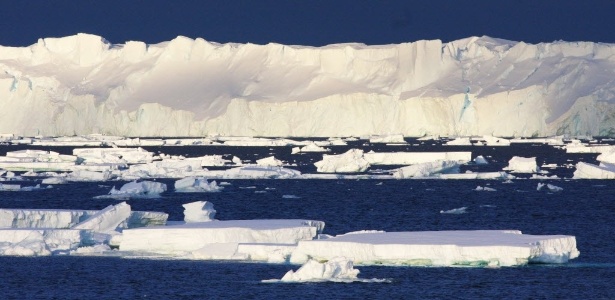  Uma foto sem data definida, divulgada em janeiro de 2015 mostra a maior geleira da Antártida Oriental, que pela primeira vez se encontrou com águas quentes e começou a se derreter - Esmee van Wijk/AFP