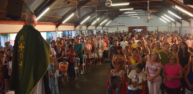 Cerca de 500 pessoas acompanham missa alternativa celebrada em Bauru - Wagner Carvalho/UOL