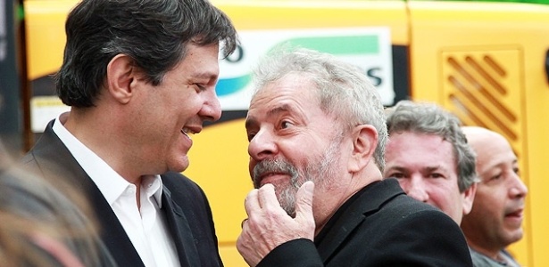 16.jul.2014 - O ex-presidente Lula e o prefeito Fernando Haddad conversam durante evento na zona sul de São Paulo - Juca Varella - 16.jul.14/Folhapress