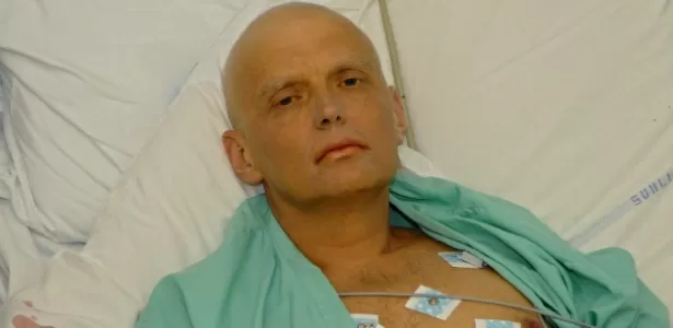 20.nov.2006 - O ex-espião russo Alexander Litvinenko, em hospital, em Londres (Inglaterra). Envenenado com o elemento radioativo polônio 210, o ex-agente da KGB morreu em 23 de novembro de 2006 e ditou uma carta acusando o presidente da Rússia, Vladimir Putin, de ter planejado o seu assassinato.  - AFP - AFP