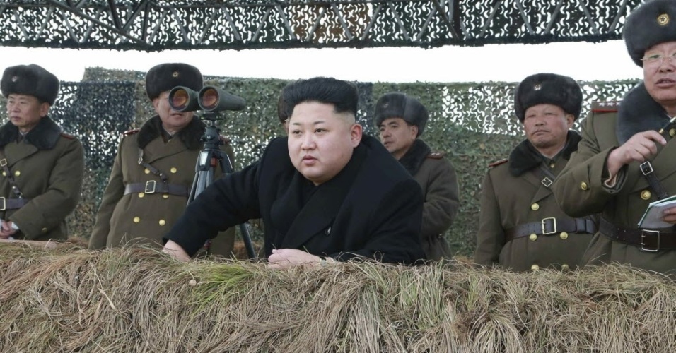 27.jan.2015 - O ditador norte-coreano Kim Jong-un observa um treinamento militar em um local não identificado na Coreia do Norte. A imagem foi cedida pela Yonhap, agência de notícias da Coreia do Norte, nesta terça-feira (27)