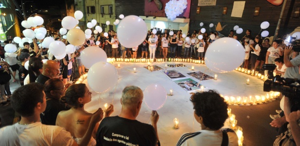 Pais e amigos se reúnem em frente à boate Kiss para homenagear as 242 pessoas mortas no incêndio - Jean Pimentel/Agência RBS/Estadão Conteúdo