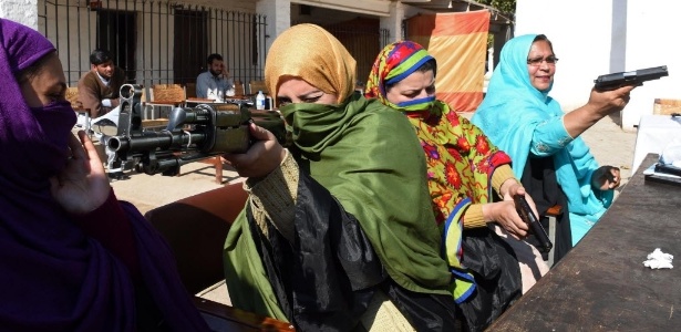 Professoras aprenderam a manejar armas após ataque que massacrou 150 em escola - A Majeed/ AFP