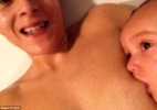 Foto de mãe amamentando filho em banheira é denunciada no Facebook - Reprodução/Facebook