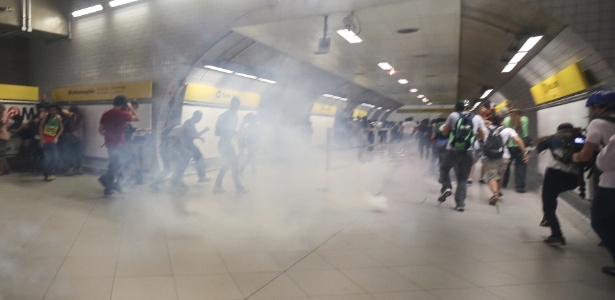 A PM usou bombas de gás dentro da plataforma da estação de metrô Faria Lima - Julia Chequer/Folhapress