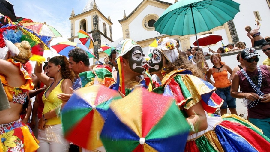 Casal fantasiado se beija no Carnaval